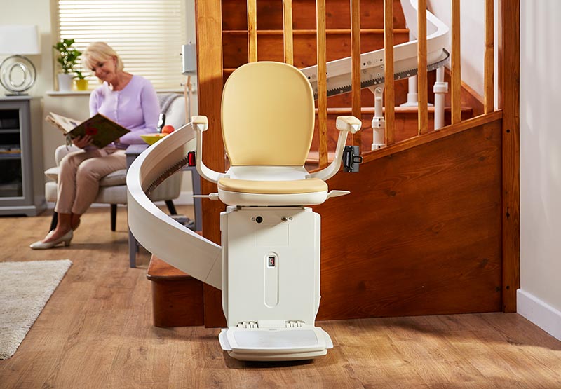 Monte-escalier tournant Acorn 180 et rail modulaire dans un escalier intérieur