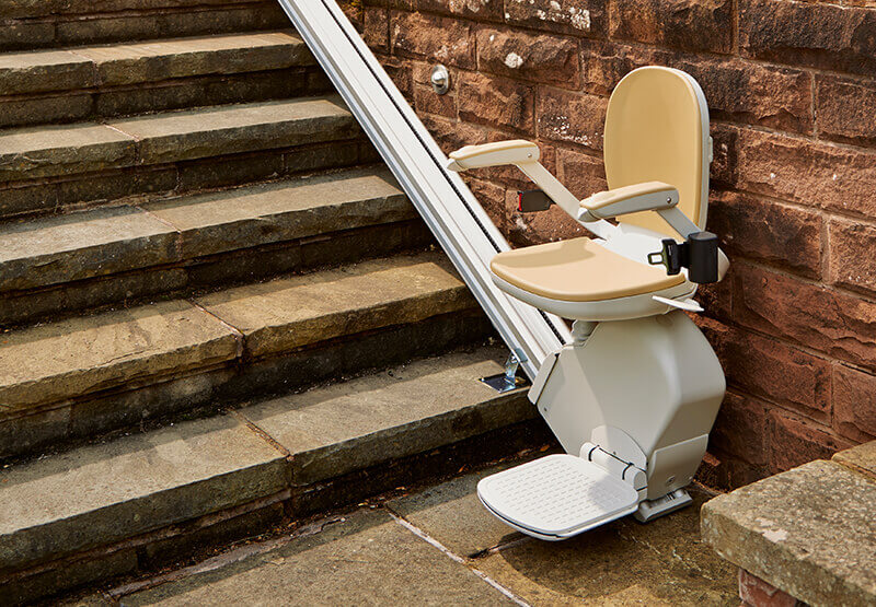 Fauteuil monte-escalier Acorn extérieur sur des marches en pierre
